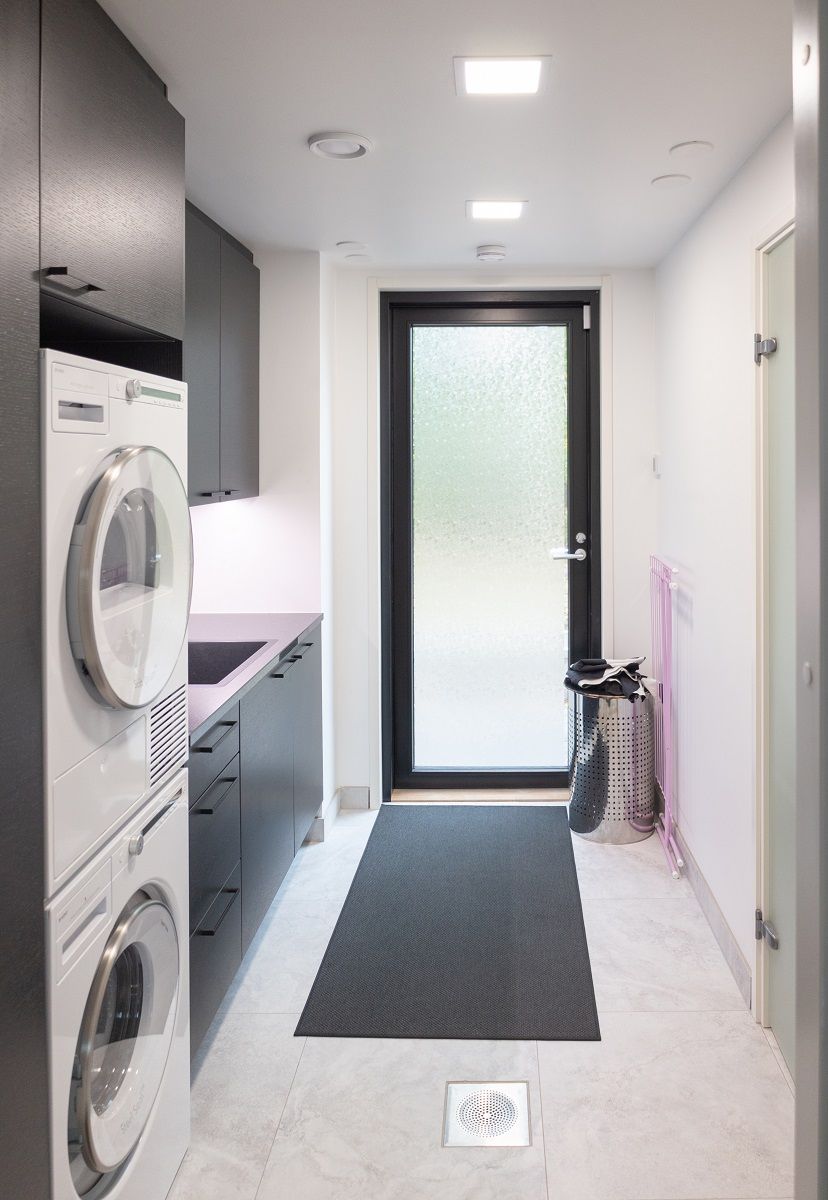 Led paneelivalaisimet kodinhoitohuoneen katossa.